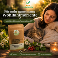Liebevoller Wohlfühlmoment zwischen Katze und Besitzer im warmen Abendlicht mit Kräutereck Herz Kräuterkapseln zur Unterstützung von Herz und Kreislauf.