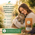 Entspannte Katze liegt zufrieden neben ihrer Besitzerin mit Kräutereck Seelenfrieden für mehr Ruhe im Alltag