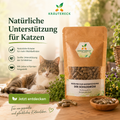 Kräutereck Kräuterkapseln zur Unterstützung der Schilddrüse bei Katzen mit ruhiger Katze und natürlichen Kräutern im Sonnenlicht.